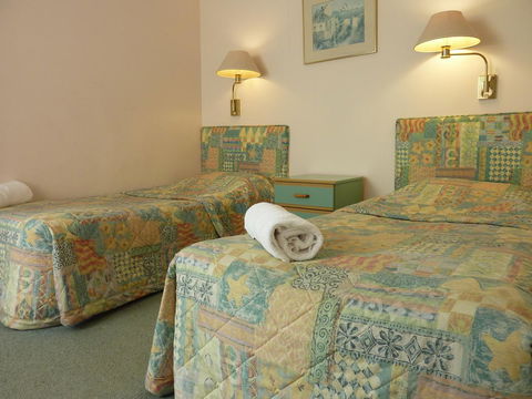 Sapphire Waters Motor Inn - Hotel Accommodation 39