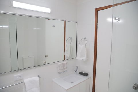 Sapphire Waters Motor Inn - Hotel Accommodation 32