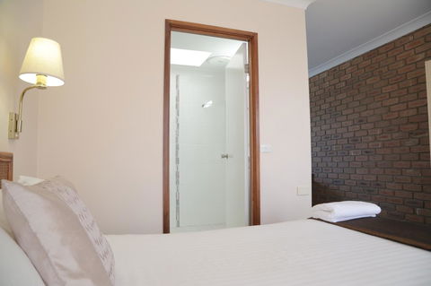 Sapphire Waters Motor Inn - Hotel Accommodation 31