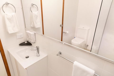 Sapphire Waters Motor Inn - Hotel Accommodation 2