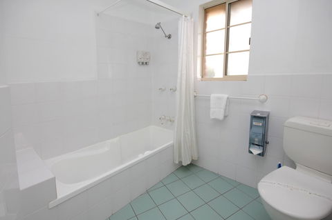 Sapphire Waters Motor Inn - Hotel Accommodation 18