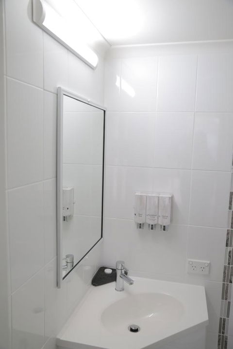 Sapphire Waters Motor Inn - Hotel Accommodation 11
