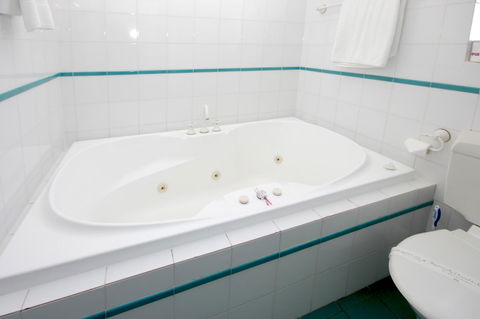 Sapphire Waters Motor Inn - Hotel Accommodation 25