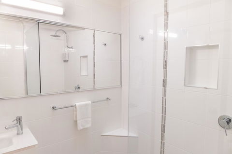 Sapphire Waters Motor Inn - Hotel Accommodation 3