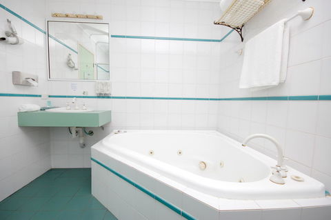 Sapphire Waters Motor Inn - Hotel Accommodation 7