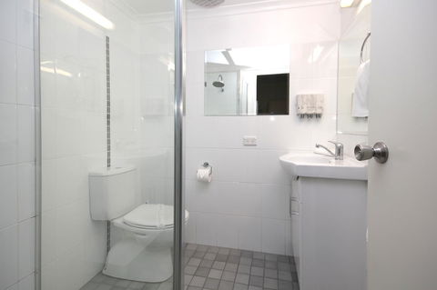 Sapphire Waters Motor Inn - Hotel Accommodation 24