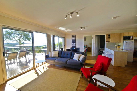 Coastwatch, 26 Comara Terrace - Hotel Accommodation 4