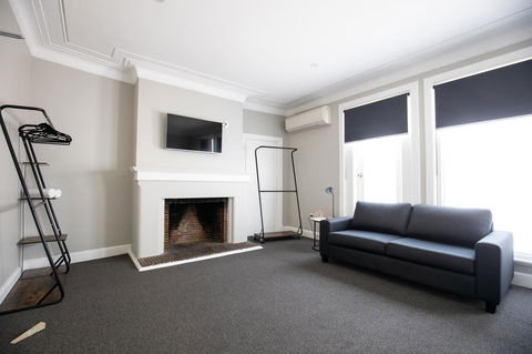 Horse And Jockey Hotel Homebush - Hotel Accommodation 2