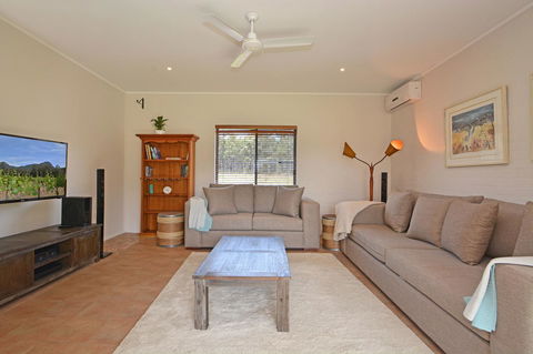 JE Guesthouse, Central To All The Hunter Valley Has To Offer - Hotel Accommodation 3