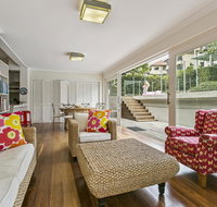 Summery spacious 4 bed home in Kurraba Point - Hotel Accommodation