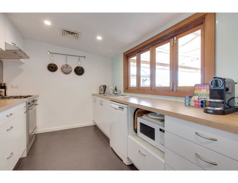 Spacious Cottage With Views, 10 Mins From The City - Hotel Accommodation 3