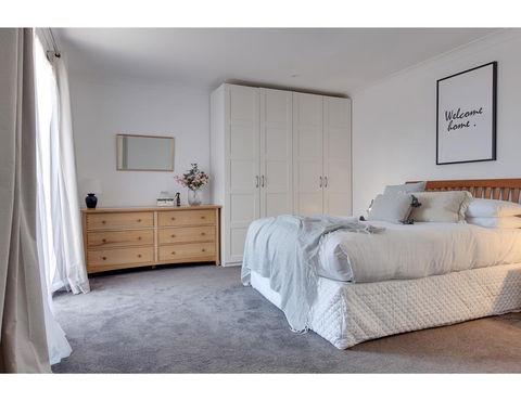 Spacious Cottage With Views, 10 Mins From The City - Hotel Accommodation 1