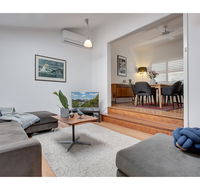 Spacious cottage with views 10 mins from the city - Hotel Accommodation