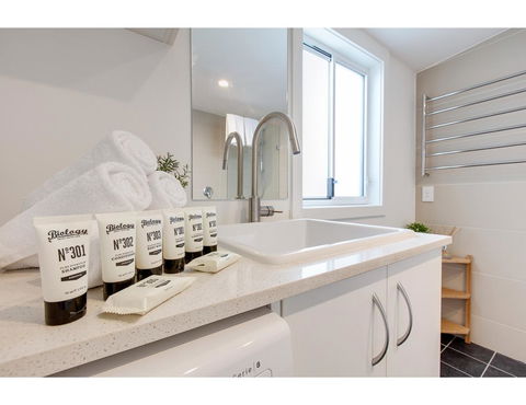 Spacious Cottage With Views, 10 Mins From The City - Hotel Accommodation 14