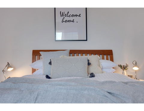 Spacious Cottage With Views, 10 Mins From The City - Hotel Accommodation 2