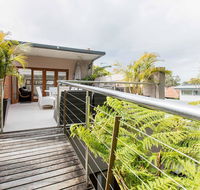 Family surf house 5 min walk to Manly beach - Hotel Accommodation