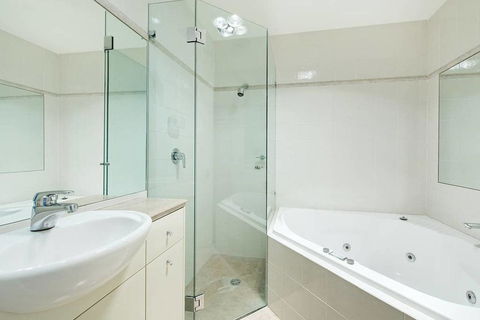 STUNNING MANLY VIEWS - Hotel Accommodation 1