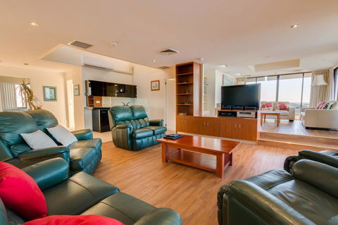 Pacific Towers Beach Resort - Hotel Accommodation 23