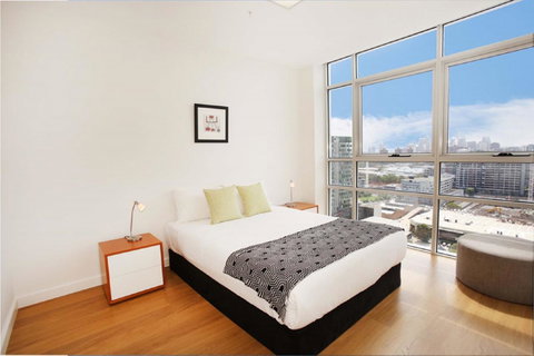 Gadigal Groove - Modern And Bright 3BR Executive Apartment In Zetland With Views - Hotel Accommodation 5