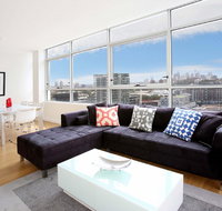 Gadigal Groove - Modern and Bright 3BR Executive Apartment in Zetland with Views - Hotel Accommodation