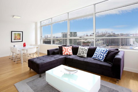 Gadigal Groove - Modern And Bright 3BR Executive Apartment In Zetland With Views - Hotel Accommodation 0