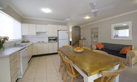 Marty's @ Little Beach - Hotel Accommodation 10