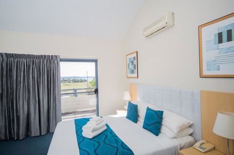 Corrigans Cove - Hotel Accommodation 4
