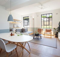 Boutique Sunlit Studio with Designer Furnishings - Hotel Accommodation