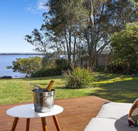 Braeside - waterfront fireplace - Hotel Accommodation
