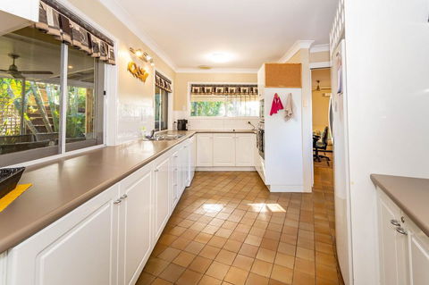Bribie Beach House, Waterfront Directly Across The Road - Solander Esp, Banksia Beach - Hotel Accommodation 2