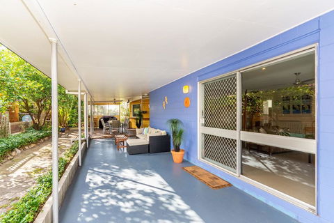 Bribie Beach House, Waterfront Directly Across The Road - Solander Esp, Banksia Beach - Hotel Accommodation 3