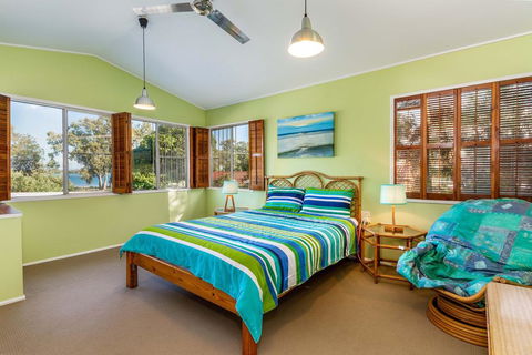 Bribie Beach House, Waterfront Directly Across The Road - Solander Esp, Banksia Beach - Hotel Accommodation 1
