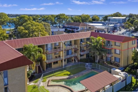 Bribie Beach King Bed Unit Overlooking Pool - Hotel Accommodation 1