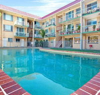 Bribie Beach King bed Unit overlooking pool - Hotel Accommodation