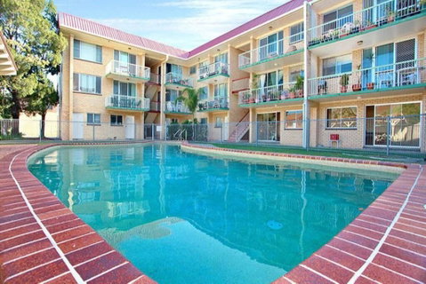 Bribie Beach King Bed Unit Overlooking Pool - Hotel Accommodation 0