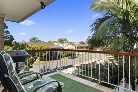 Bribie Beach King Bed Unit Overlooking Pool - Hotel Accommodation 2