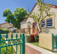 Bright 3-bedroom apartment - Central Armidale - Hotel Accommodation