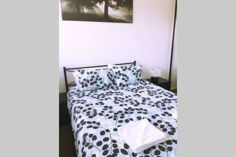 Bright, Modern, Stylish - Top Floor Apt - Woden - Hotel Accommodation 2