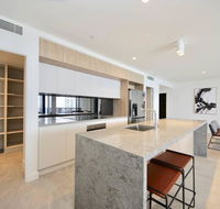 Broadbeach New Luxury Vue 17 Beach Views - Hotel Accommodation