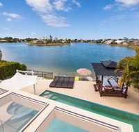 Broadbeach Waterfront Holiday House - Hotel Accommodation