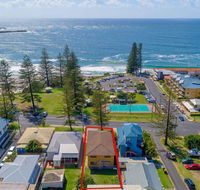 Burleigh House Opposite Main Beach - Views Sea Pool Linen and Free WiFi - Hotel Accommodation