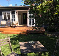 Burrill Lakeview Cottage - Hotel Accommodation