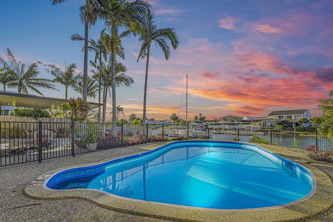 CANAL HOME NEAR MOOLOOLABA - Hotel Accommodation 1