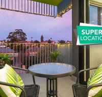 Canopy  44-Minutes from the CBD Train and Cafes - Wifi - Nespresso - Amenities - Hotel Accommodation