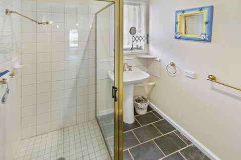 Cedar Cottage - Close To Water And Pet Friendly - Hotel Accommodation 1