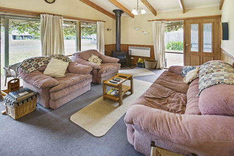 Cedar Cottage - Close To Water And Pet Friendly - Hotel Accommodation 3