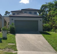 Central Gold Coast Large Modern Elevated House - Hotel Accommodation