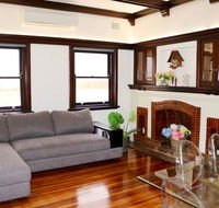 Charming  Cosy Home With City Views - Hotel Accommodation