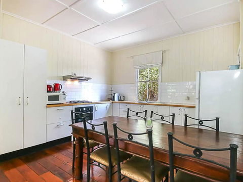 Charming Characterful Rustic-style Home Near The Gabba - Hotel Accommodation 1