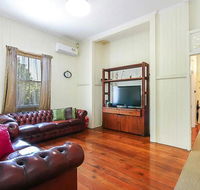 Charming Characterful Rustic-style Home Near The Gabba - Hotel Accommodation